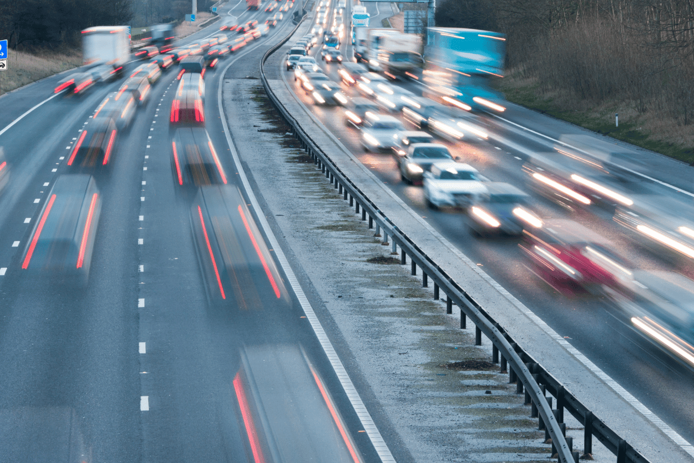 autoroute avec des véhicules en circulation