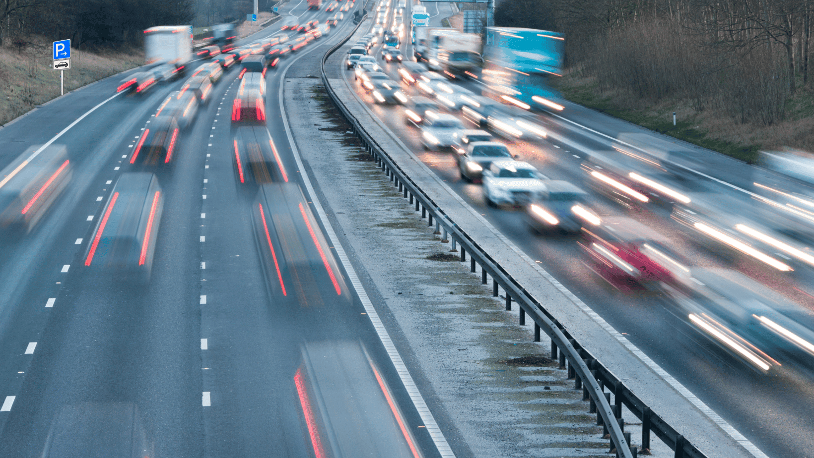 autoroute avec des véhicules en circulation